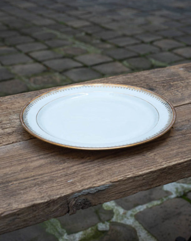 assiette-plate-blanche-decor-lisere-dore-porcelaine-ancien-decoration-maison-interieur-design-salon-andeoline
