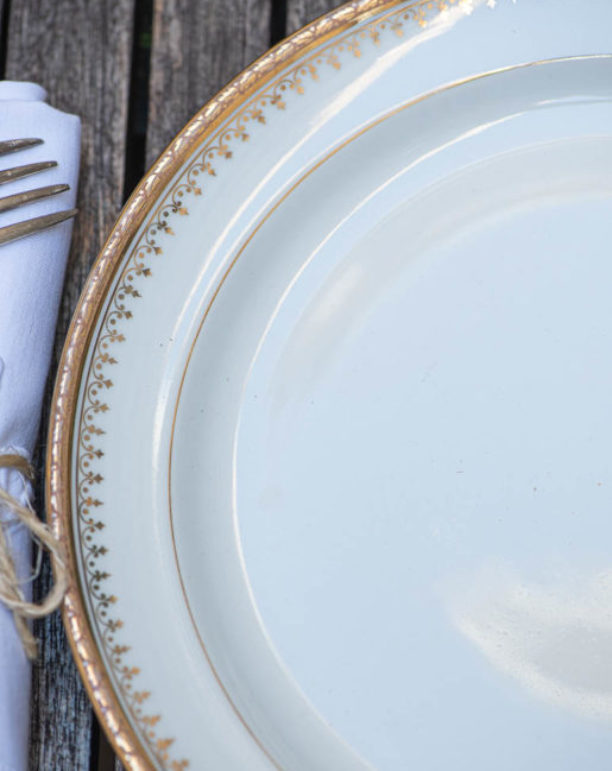 assiette-plate-blanche-decor-lisere-dore-porcelaine-ancien-decoration-maison-interieur-design-salon-andeoline