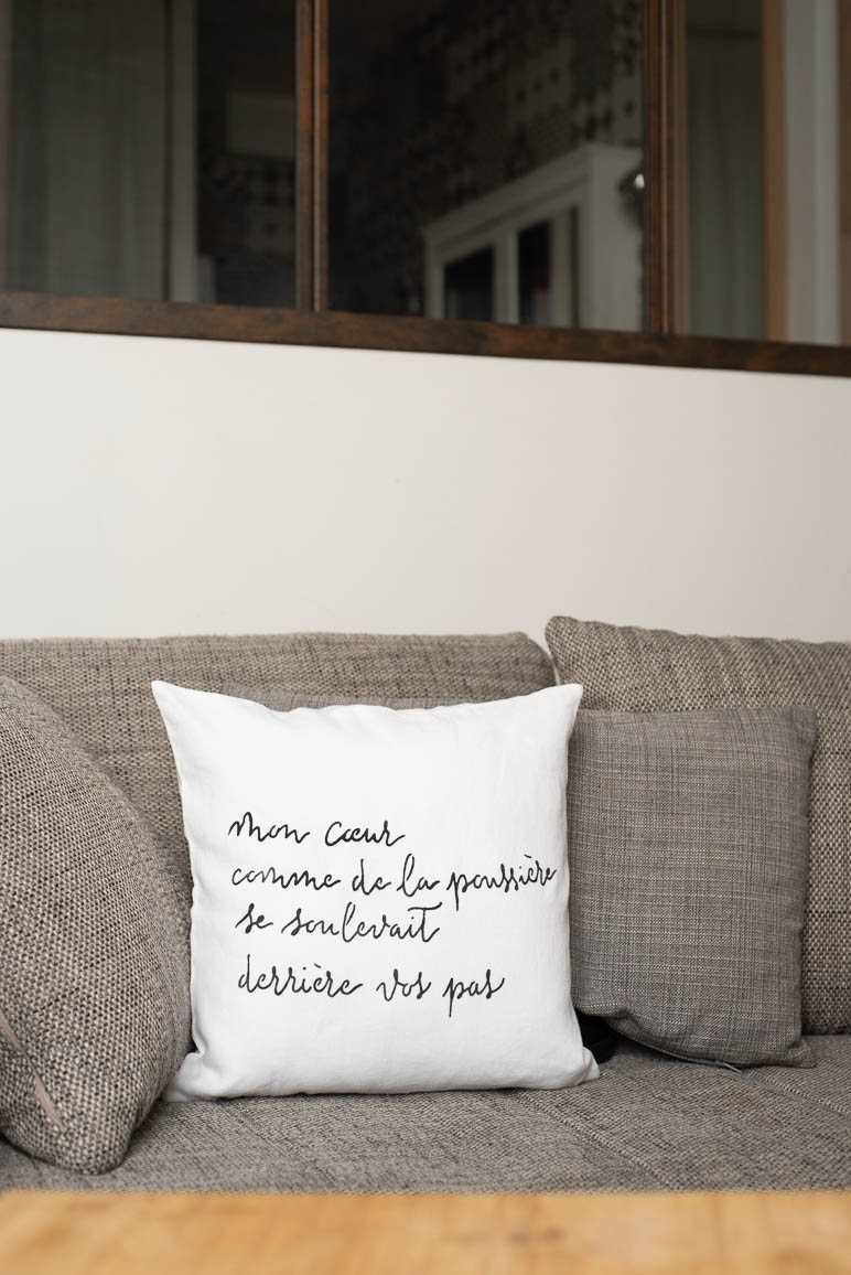 coussin-petit-lin-blanc-citation-gustave-flaubert-neuf-decoration-maison-interieur-design-salon-gustave