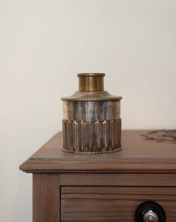flasque-metal-argente-depoli-ancien-decoration-maison-interieur-design-salon-betina