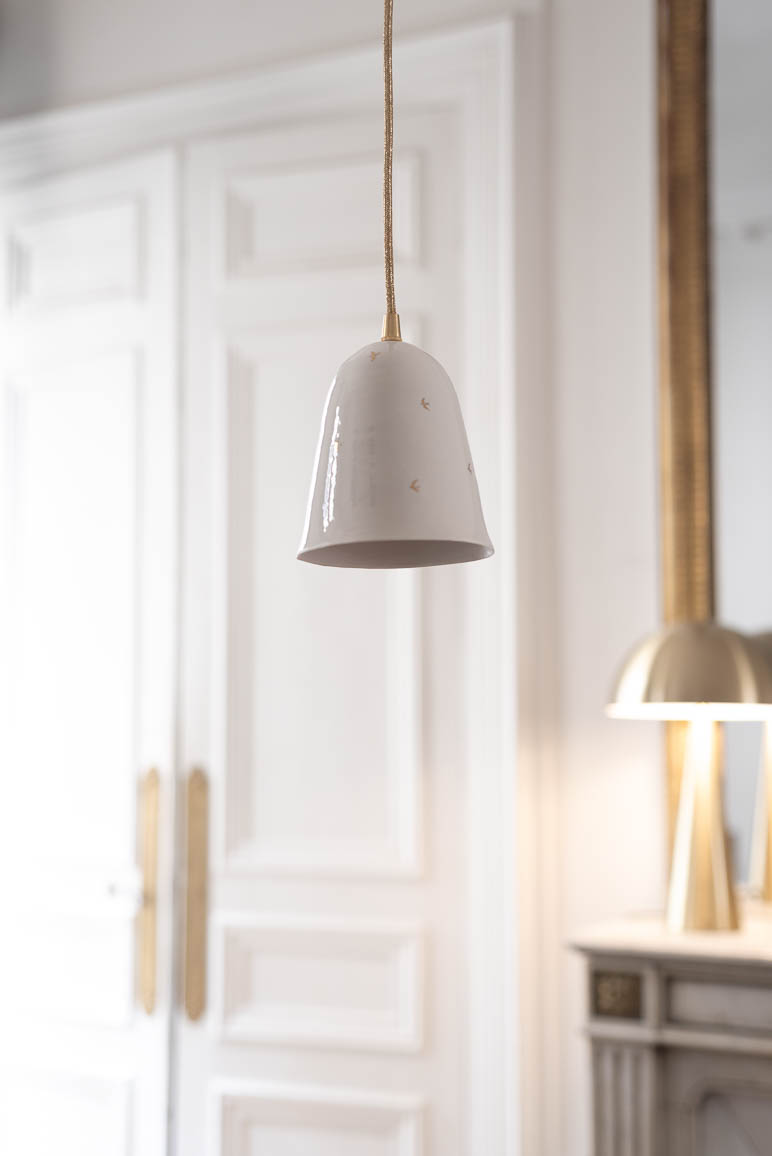 lampe-baladeuse-hirondelles-blanche-porcelaine-decoration-maison-interieur-design-salon-elisa