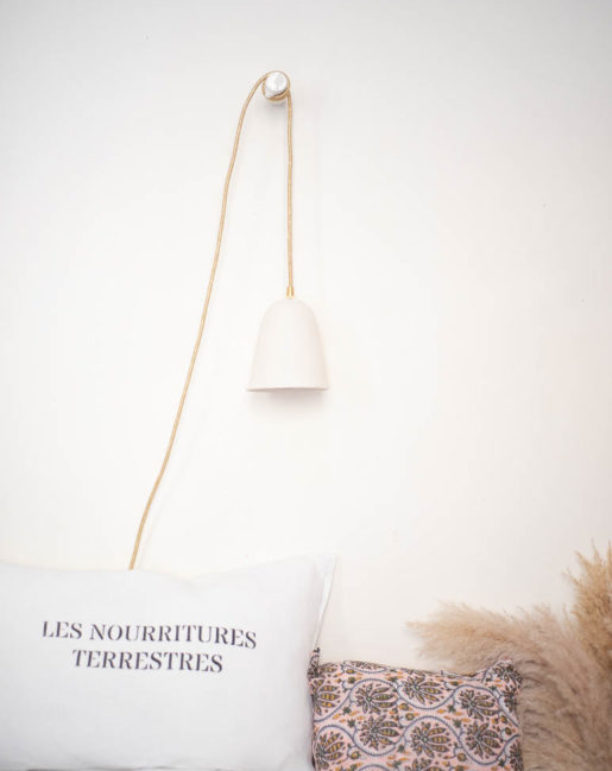 lampe-baladeuse-texturee-dentelle-blanche-porcelaine-decoration-maison-interieur-design-salon-eloise