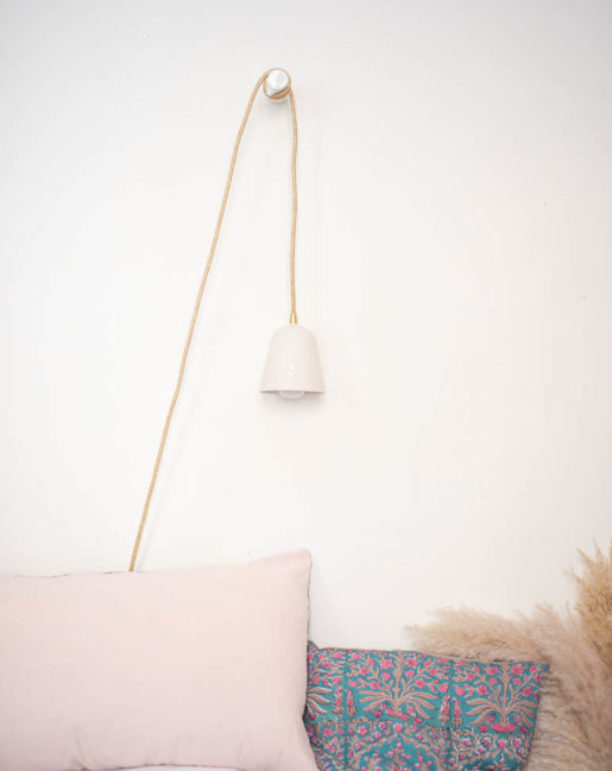 lampe-baladeuse-texturee-dentelle-blanche-porcelaine-decoration-maison-interieur-design-salon-eloise