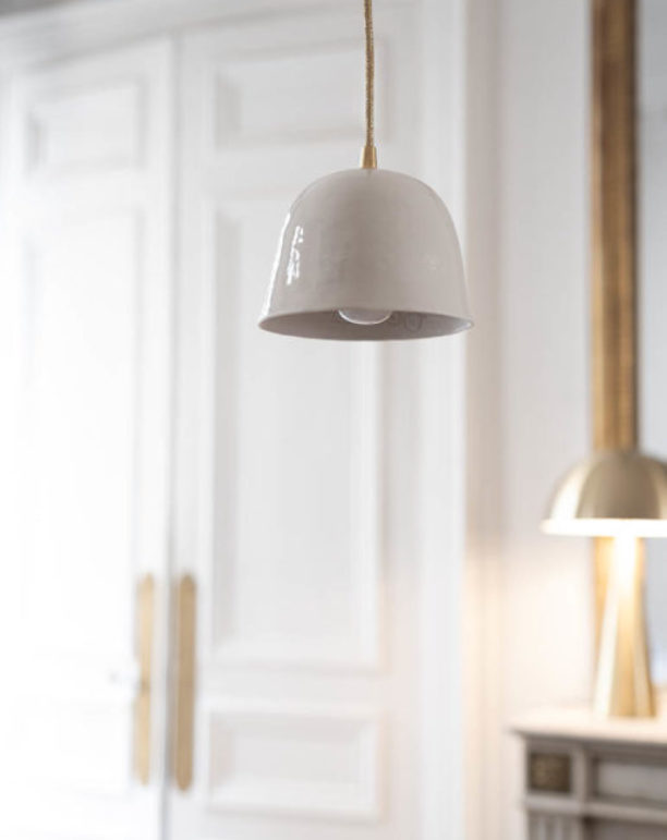 lampe-baladeuse-texturee-gros-pois-blanche-porcelaine-decoration-maison-interieur-design-salon-eleonore