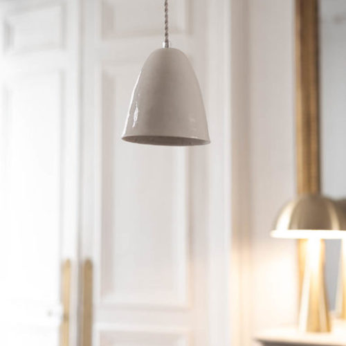 lampe-baladeuse-texturee-gros-pois-blanche-porcelaine-decoration-maison-interieur-design-salon-eleonore