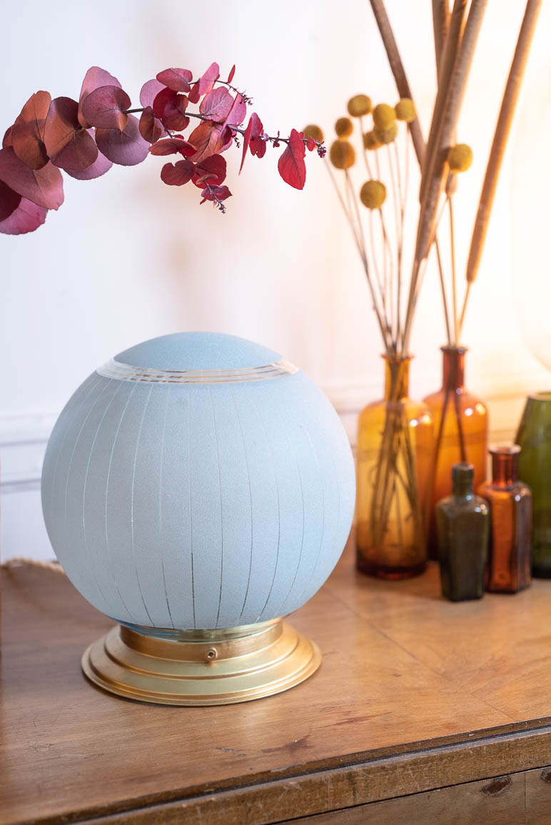 lampe-globe-a-poser-art-deco-bleu-ancien-decoration-maison-interieur-design-salon-genin