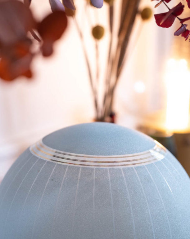 lampe-globe-a-poser-art-deco-bleu-ancien-decoration-maison-interieur-design-salon-genin