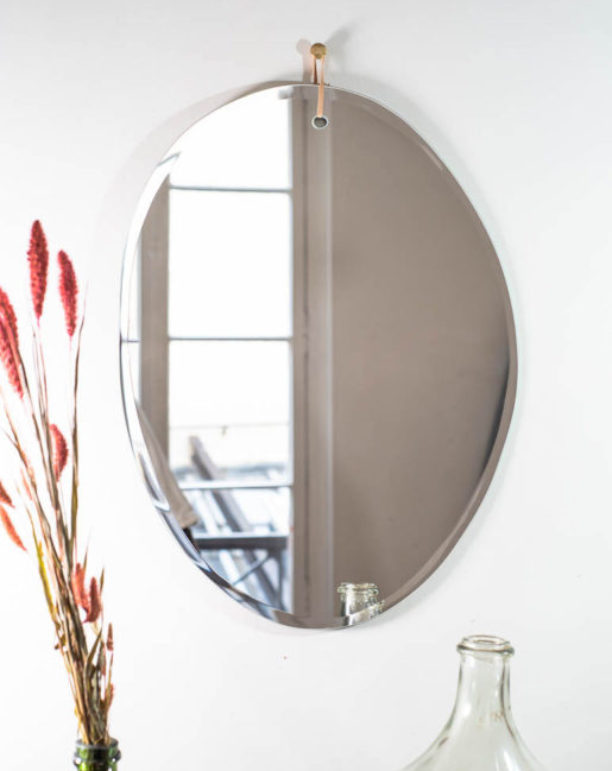 miroir-artisanal-biseaute-ovale-maximilien-cuir-miroir-decoration-maison-interieur-design-salon-maximilien