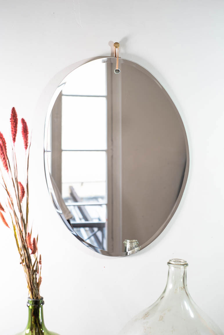 miroir-artisanal-biseaute-ovale-maximilien-cuir-miroir-decoration-maison-interieur-design-salon-maximilien