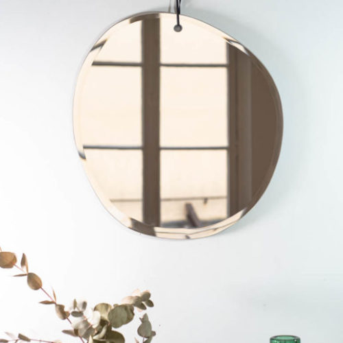 miroir-artisanal-biseaute-rond-aurele-cuir-cuivre-decoration-maison-interieur-design-salon-aurele