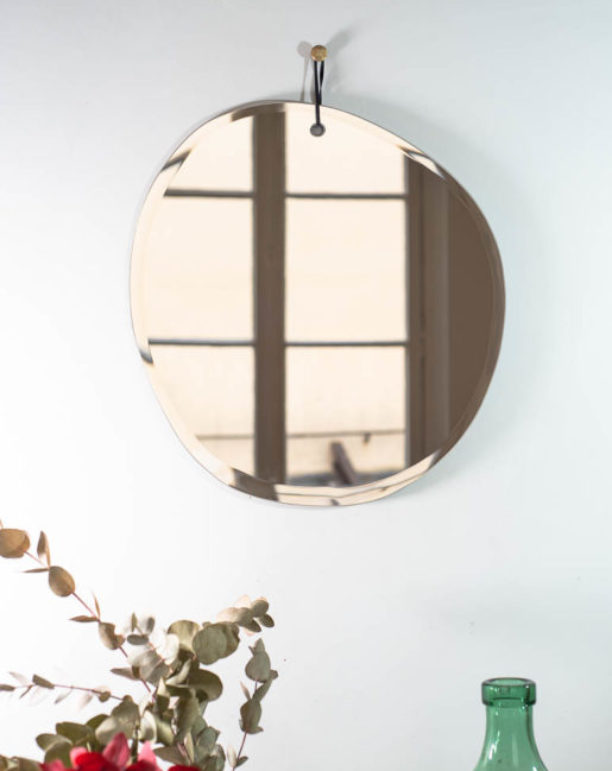 miroir-artisanal-biseaute-rond-aurele-cuir-cuivre-decoration-maison-interieur-design-salon-aurele