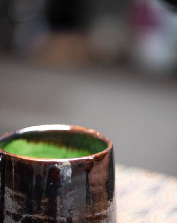 mug-tasse-noire-verte-vallauris-ceramique-ancien-decoration-maison-interieur-design-salon-marcus