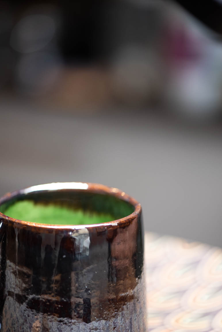 mug-tasse-noire-verte-vallauris-ceramique-ancien-decoration-maison-interieur-design-salon-marcus