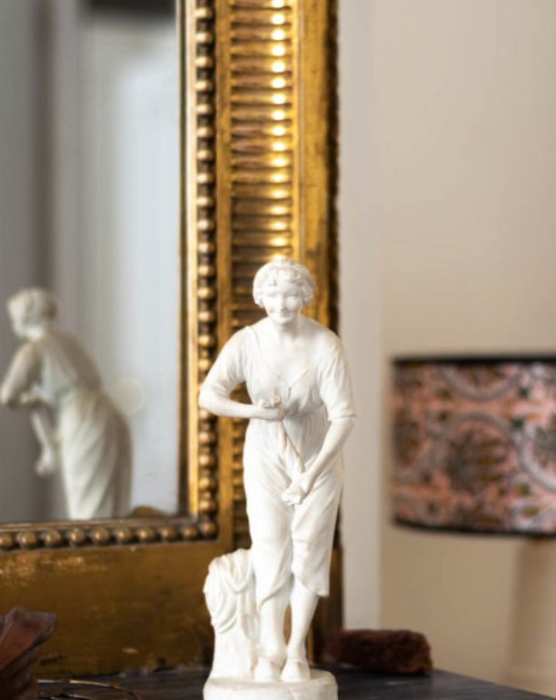 statue-lavandiere-blanc-ceramique-ancien-decoration-maison-interieur-design-salon-soline