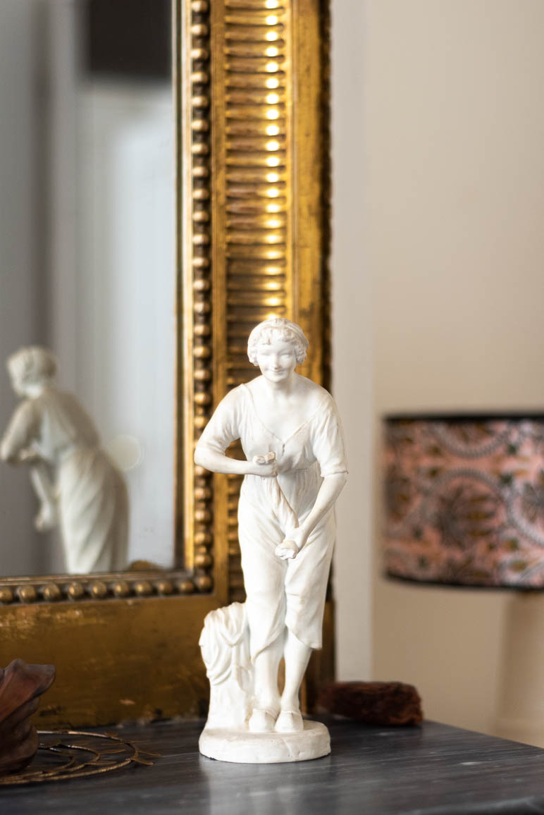 statue-lavandiere-blanc-ceramique-ancien-decoration-maison-interieur-design-salon-soline