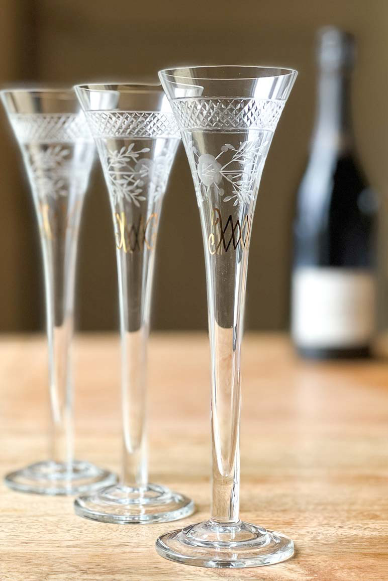 coupe-champagne-arabesque-fleurs-gravées-transparent-ancien-table-interieur-felixine-1