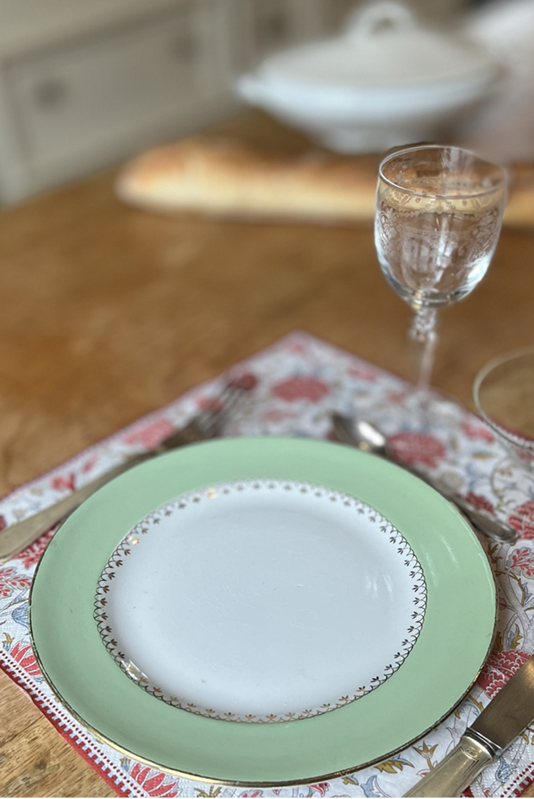 assiette-bord-vert-emeraude-fleurs-dorées-porcelaine-ancien-table-interieur-angelyne-1