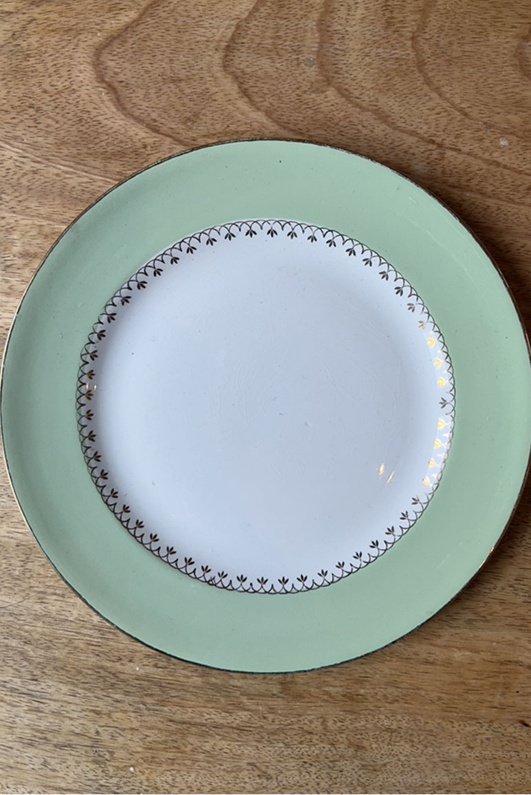 assiette-bord-vert-emeraude-fleurs-dorées-porcelaine-ancien-table-interieur-angelyne-2