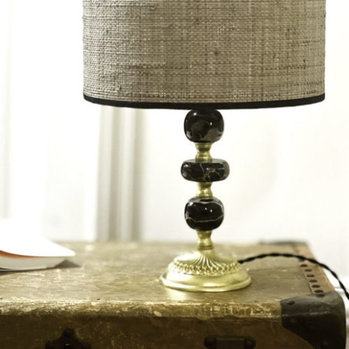 lampe-metal-dore-marbre-noir-abat-jour-rafia-taupe-ancien-decoration-maison-leocrisse-1