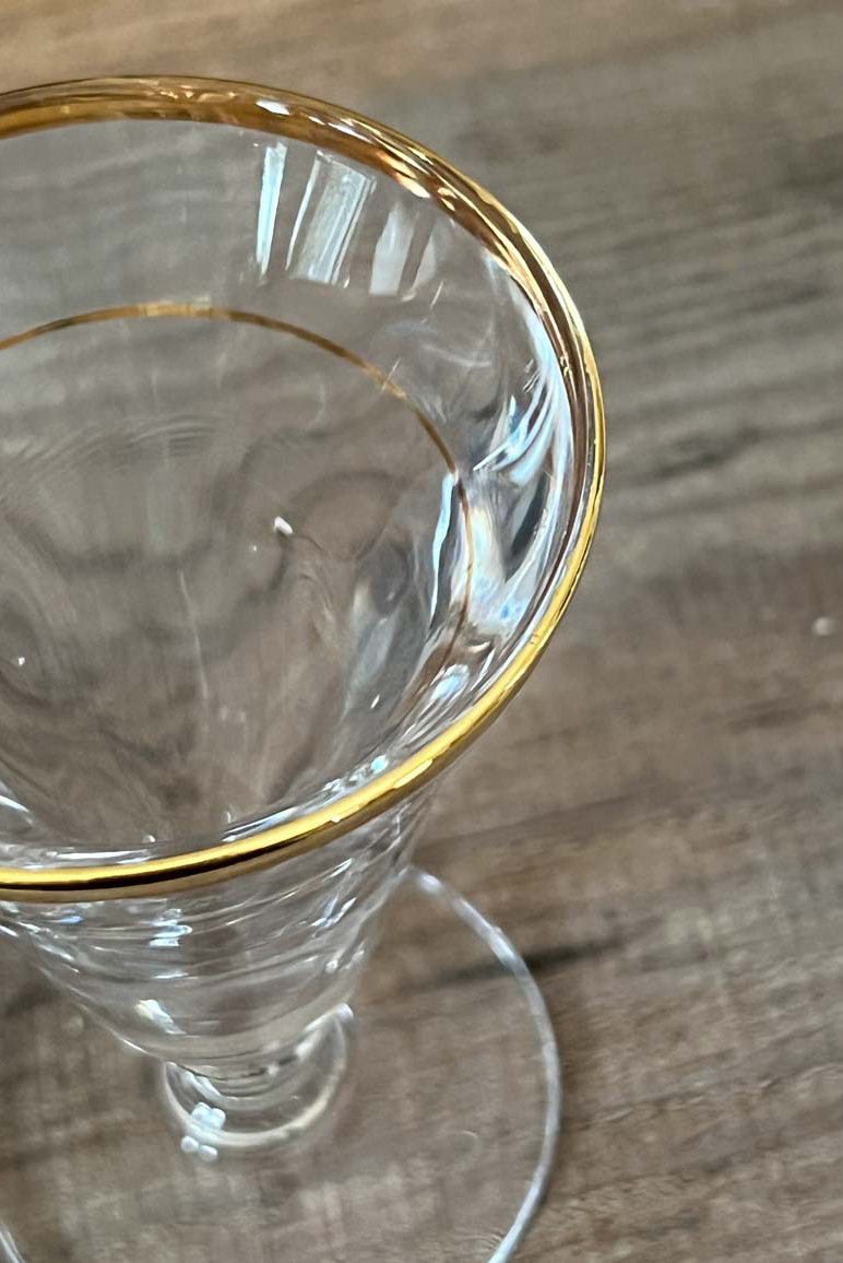 verre-bistrot-verre-transparent-doré-ancien-table-interieur-valsin-2