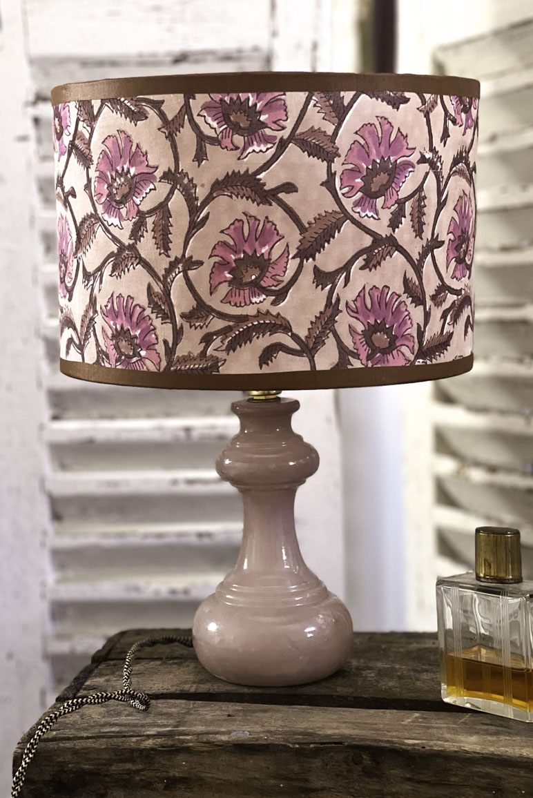 lampe-abat-jour-block-print-rose-marron-marbrerose-ancien-decoration-maison-interieur-design-salon-laïsa-1