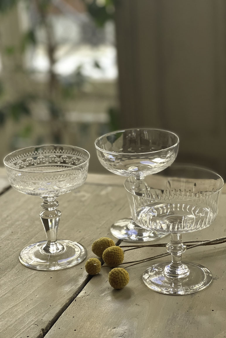 coupe-champagne-variées-arabesque-fleurs-bulles-ancien-table-interieur-CidonieII-1